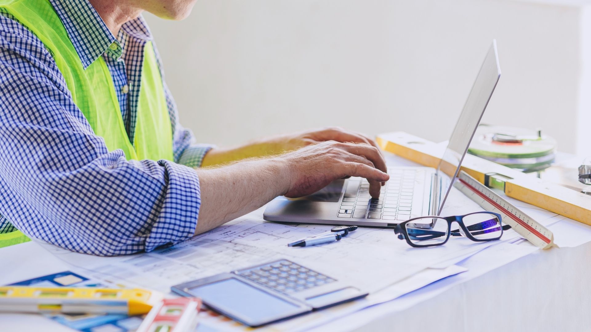 Read more about the article Bid Accuracy Improvement: How Contractors Turn Estimates Into Profitable Bids